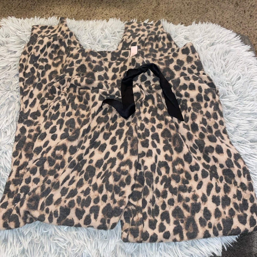 Brand new with tags super soft Victoria’s Secret Cheetah Print joggers size XS